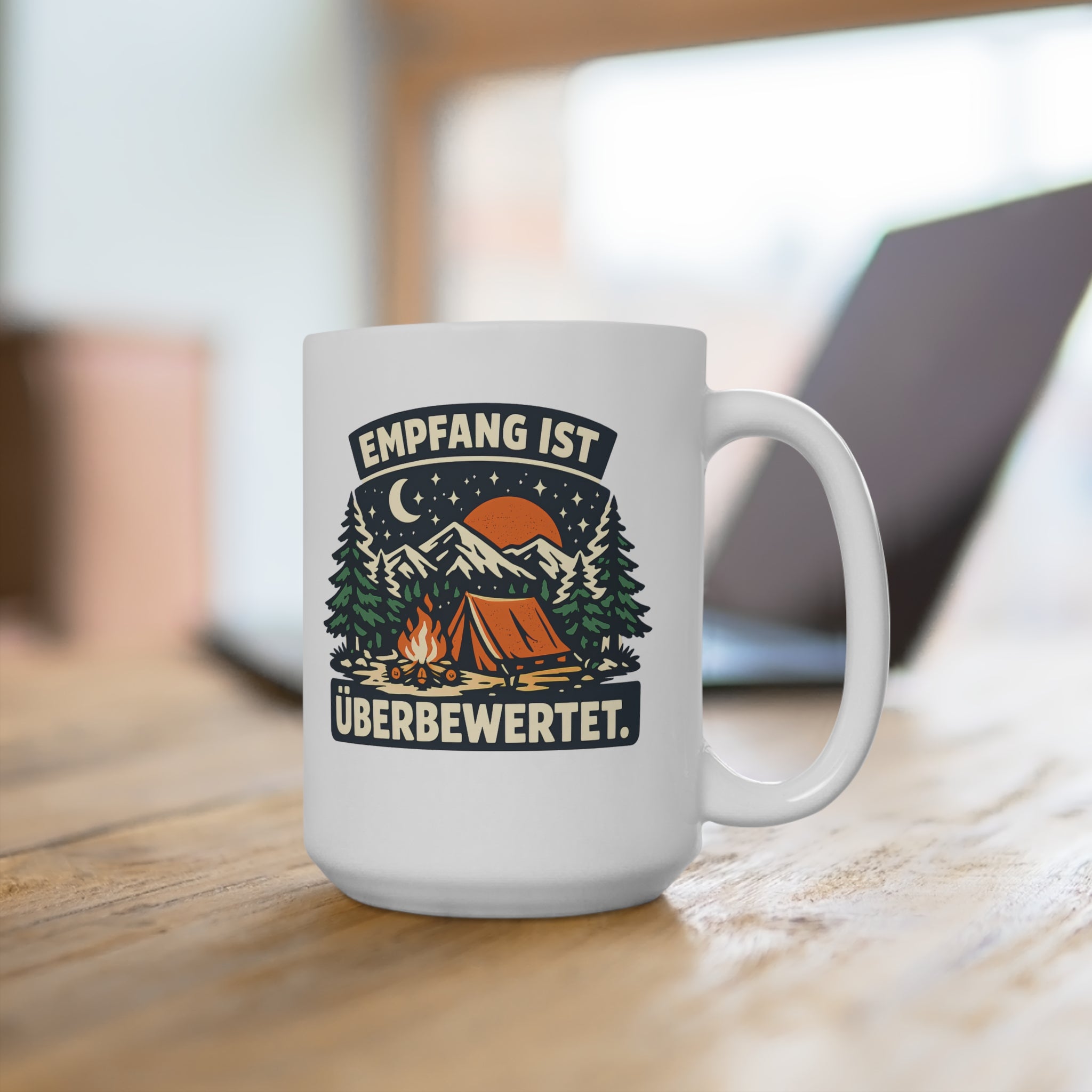 Weiße 15oz Camping-Tasse „Empfang ist überbewertet“ auf einem Holztisch