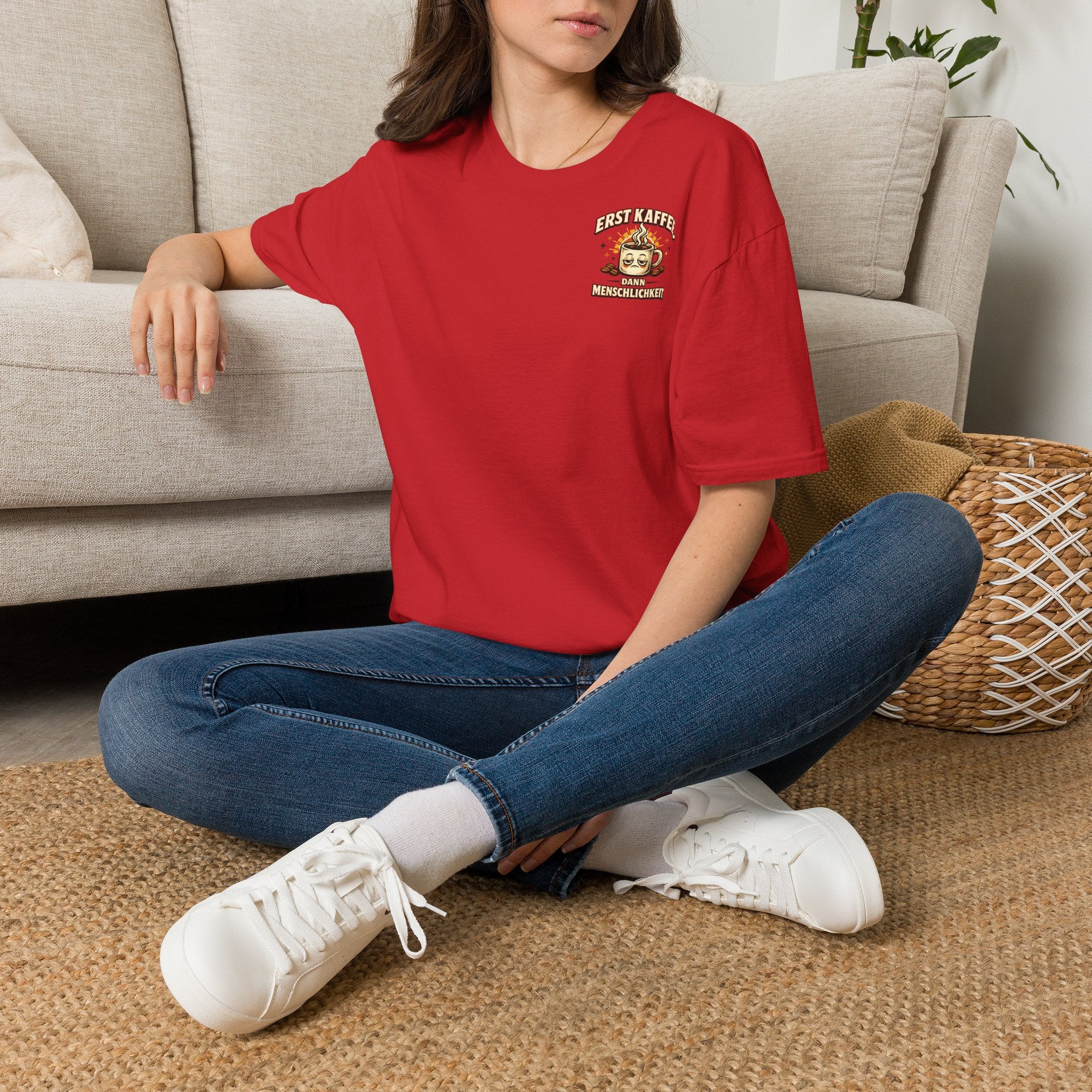 Erst Kaffee, dann Menschlichkeit – T-Shirt