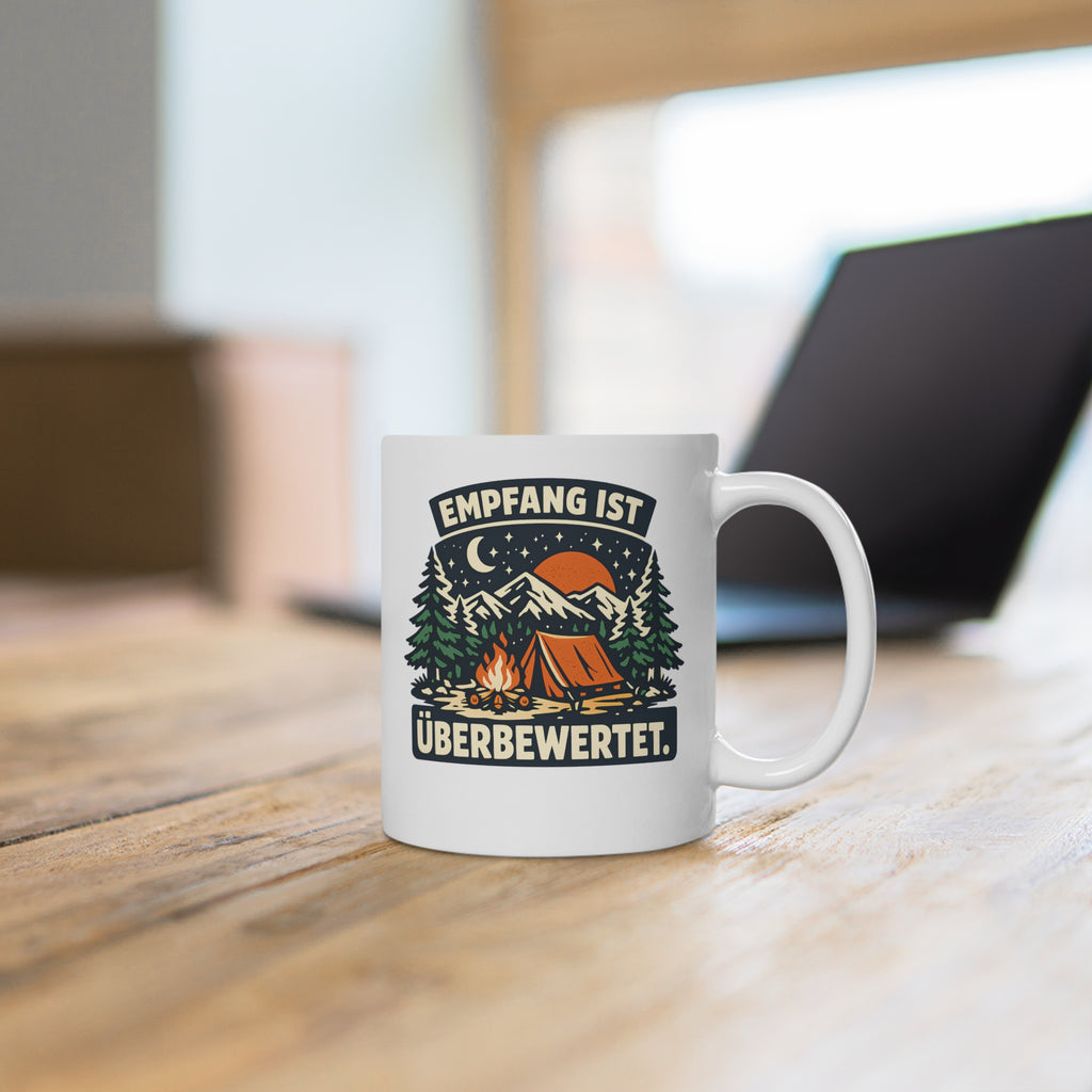 Weiße 11oz Camping-Tasse „Empfang ist überbewertet“ auf einem Holztisch