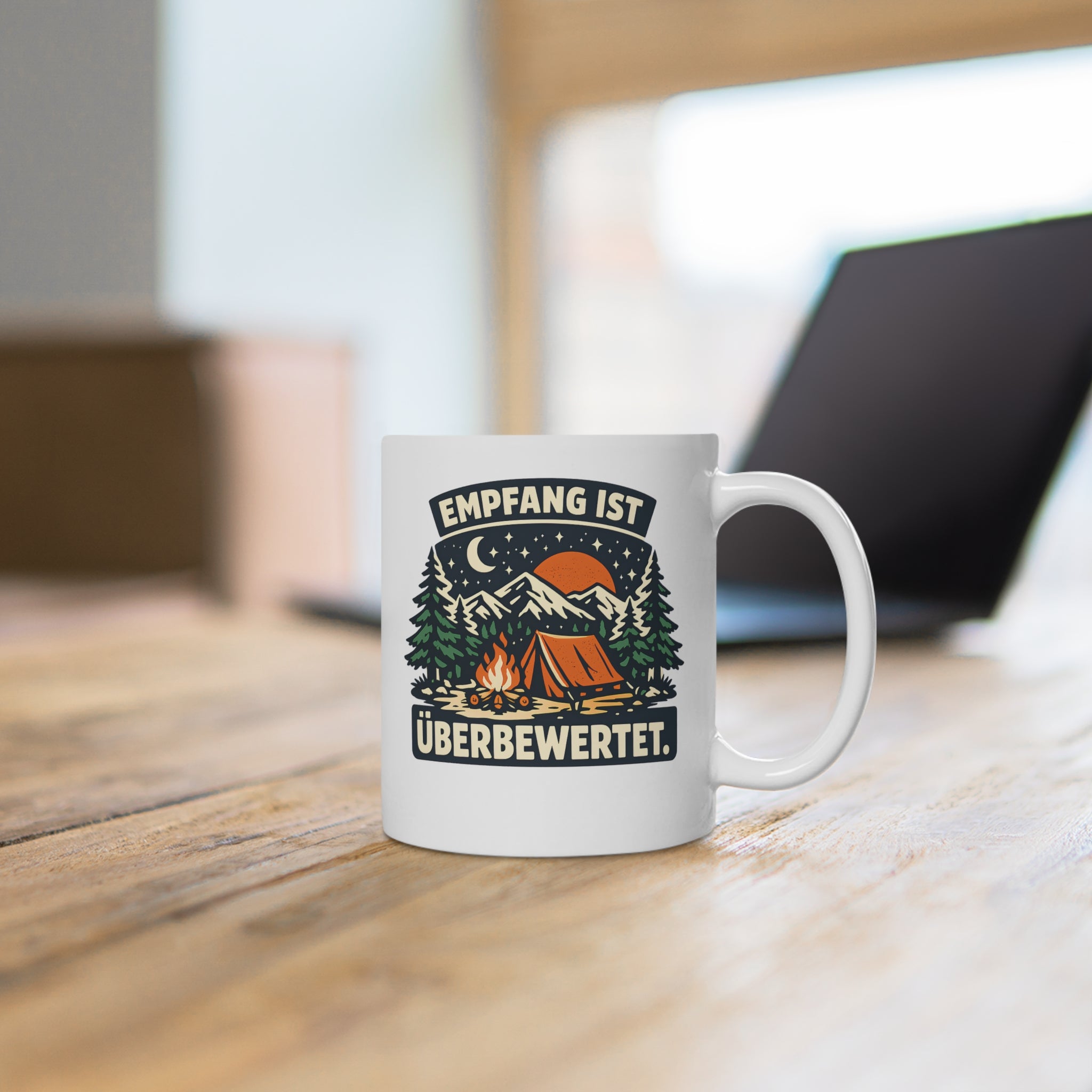 Weiße 11oz Camping-Tasse „Empfang ist überbewertet“ auf einem Holztisch