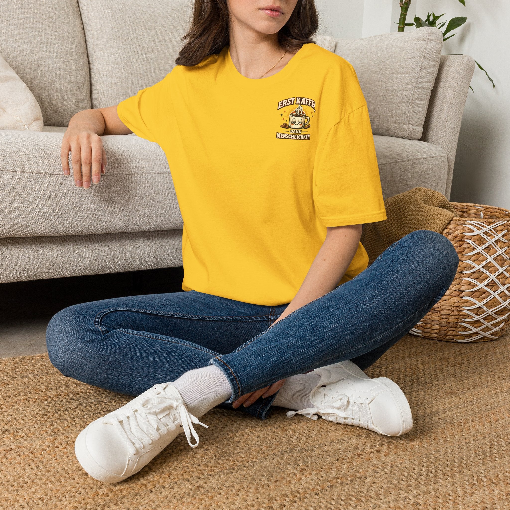 Erst Kaffee, dann Menschlichkeit – T-Shirt