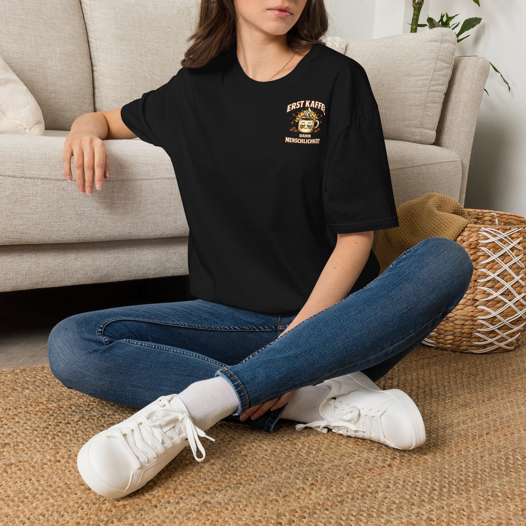 Erst Kaffee, dann Menschlichkeit – T-Shirt